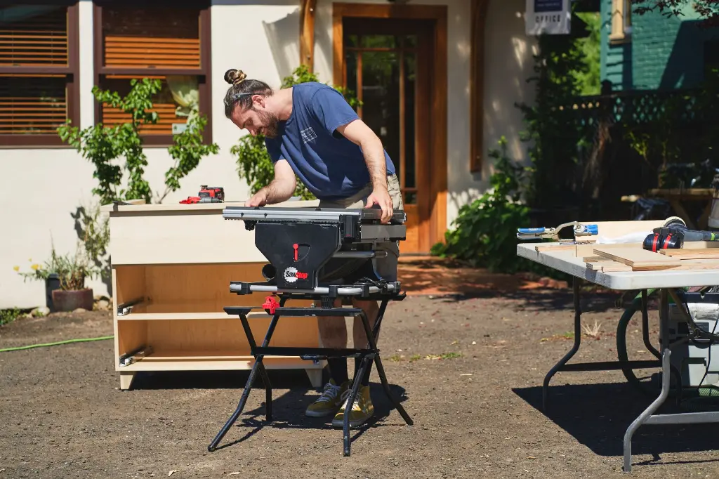 sawstop_compacttablesaw_lifestyle 4-folding stand.webp
