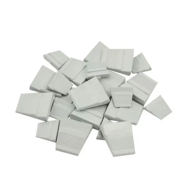 Coin en plastique 13 x 13 mm